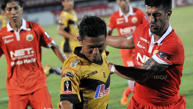 Sempat bermain bersama Mitra Kukar, Eka Ramdani (kiri) akhirnya kembali ke Persib.