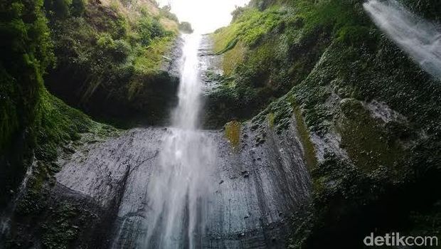 Pemandangan ke atas air terjun