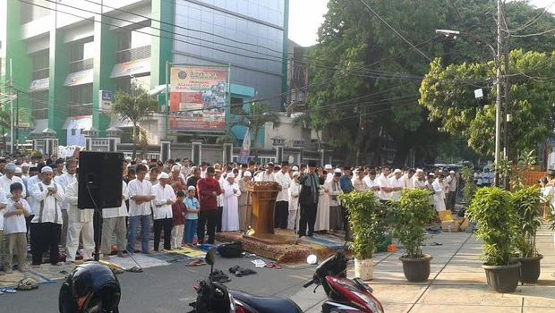 Warga di Kebayoran Baru Penuhi Jalan Limau Gelar Salat Id