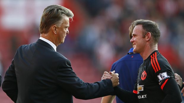 Louis van Gaal dipecat Manchester United meski mempersembahkan gelar Piala FA di musim terakhirnya.