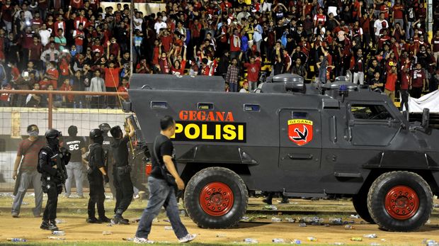 Kerusuhan di Stadion Mattoangin pada Piala Presiden 2015 sehingga aparat kepolisian masuk lapangan.