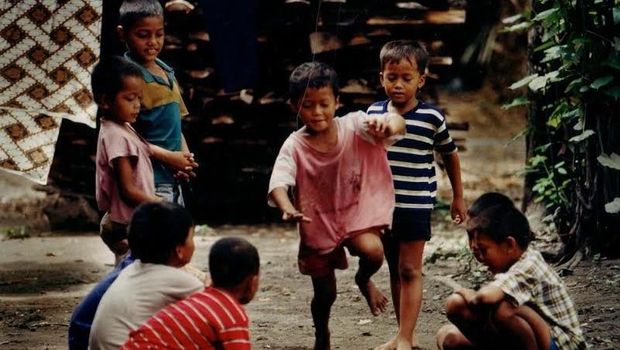 Ketika Purnama Datang, Saatnya Anak-anak Menikmati Mainan