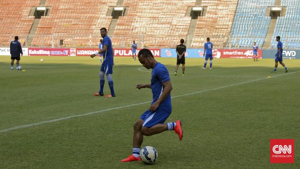 Kapten Persib Berlatih Sambil Lepas Rindu di Kampung