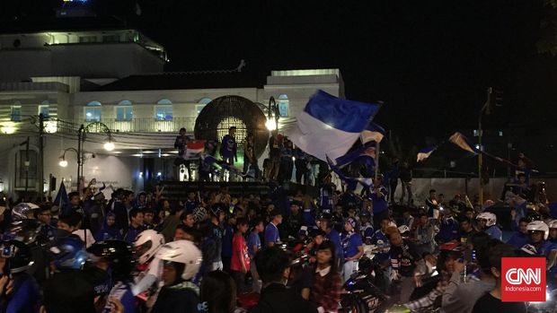 Bobotoh diminta Atep dan Tantan tetap menjaga suasana kondusif di Bandung. (