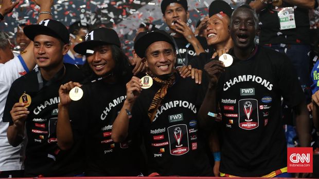 Makan Konate (kanan) menjadi pemain kunci Persib Bandung ketika menjuarai ISL 2014.