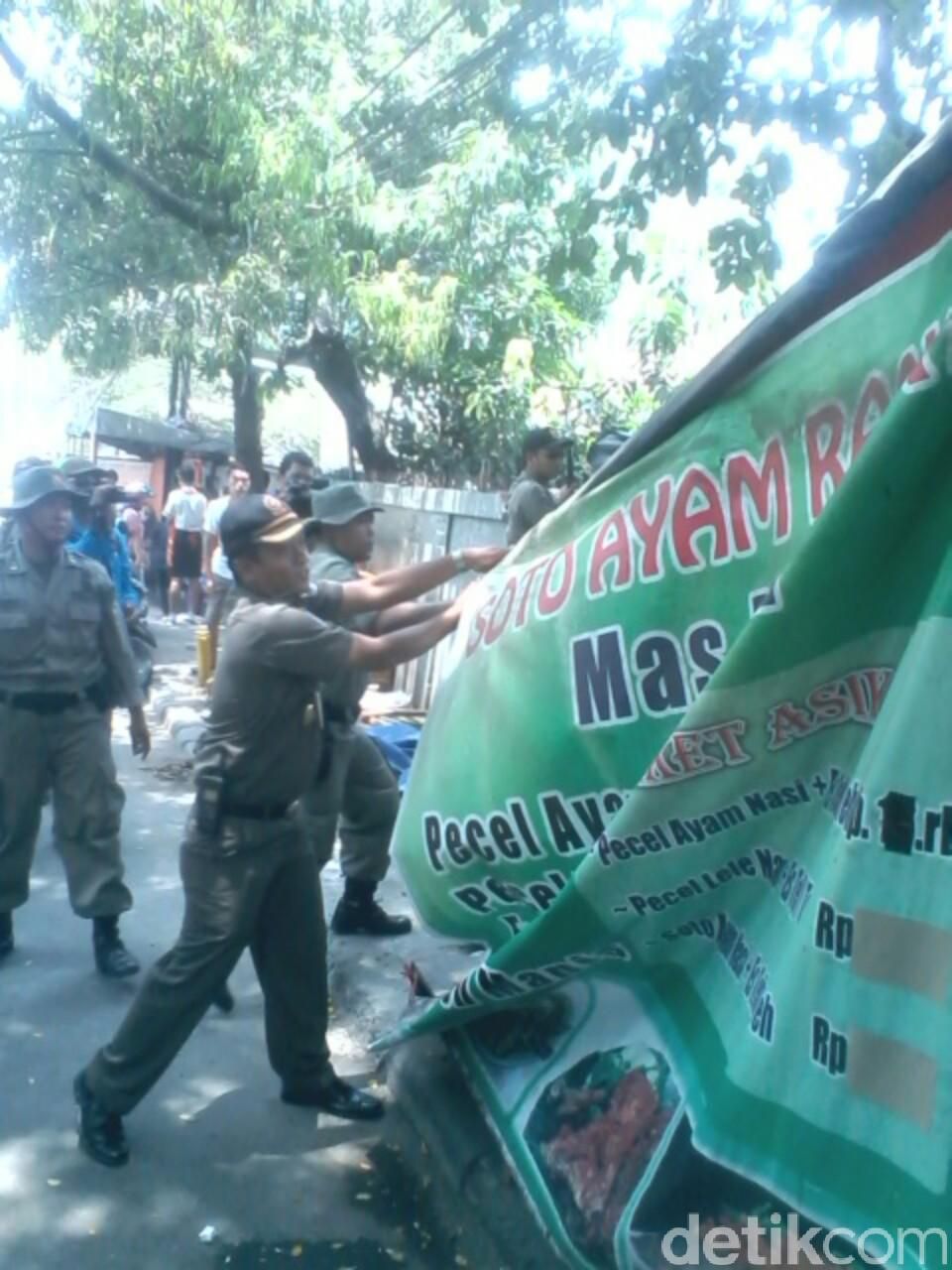 Petugas Angkut Puluhan Motor dan Gerobak PKL di Jl Kebon 