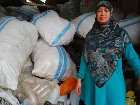 Elis Solihat di gudang Bank Sampah Hijau Lestari