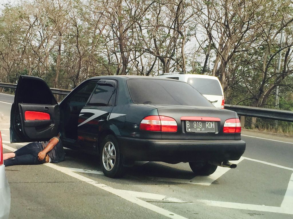 Pria Berbaring di Tol JORR Lalin Macet