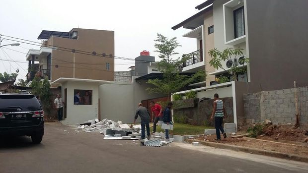 Ramai di Path, Rumah Deni di Bintaro ini Dikurung Tembok Oleh Sekelompok Orang
