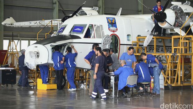 Pekerja melakukan proses pembuatan pesawat CN 295 dan CN 235 dihanggar milik PTDI