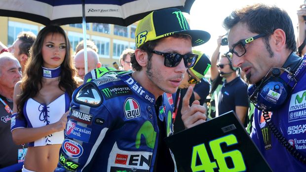 Valentino Rossi selalu punya waktu untuk berbicara dengan krunya.