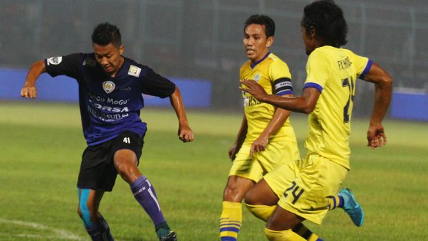 Bima Sakti (tengah) saat masih memperkuat Gresik United pada 2014.
