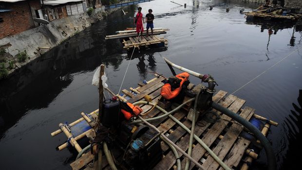 Pengerukan kali Sunter untuk mengantisipasi banjir di ibu kota.