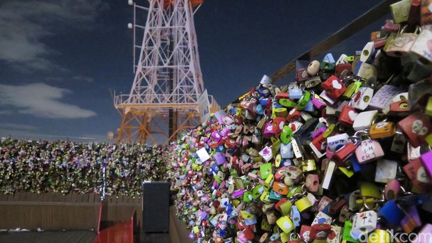 Mengikat Cinta di Namsan Tower Seoul