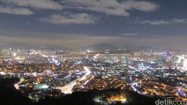 Mengikat Cinta di Namsan Tower Seoul