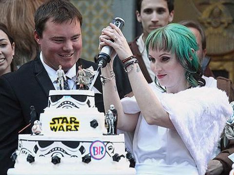 Pasangan Penggemar Star Wars Menikah di Premier 'The Force Awakens'
