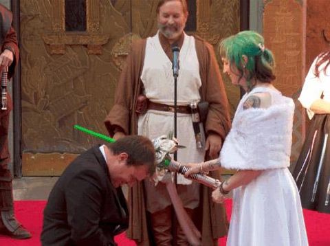 Pasangan Penggemar Star Wars Menikah di Premier 'The Force Awakens'