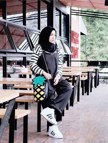 Foto Trik Padu Padan Celana  Overall Hijab Ala Selebgram 