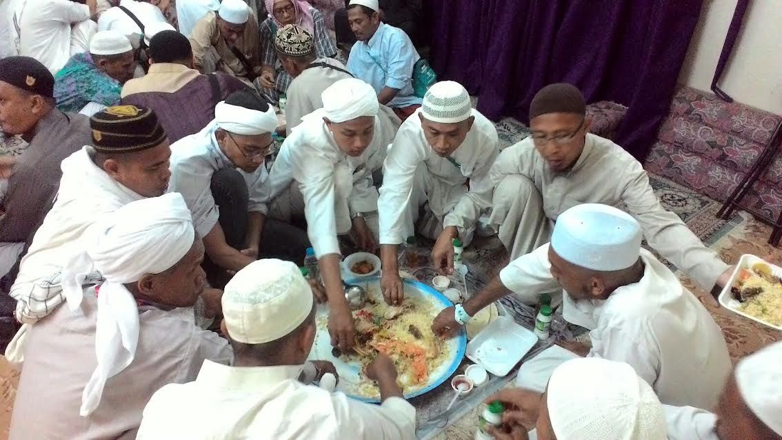 Bupati Batang makan bersama jamaah masjid