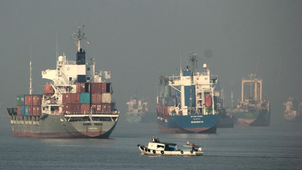 Aktivitas di Tanjung Perak. (ANTARA FOTO/Didik Suhartono)