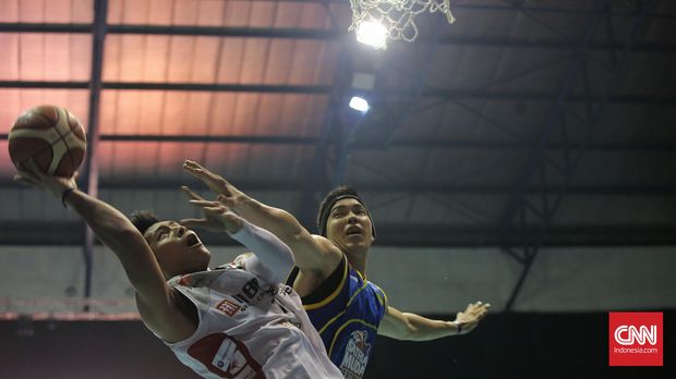 Rony Gunawan (kanan) kali terakhir memperkuat Satria Muda di Perbasi Cup 2016.