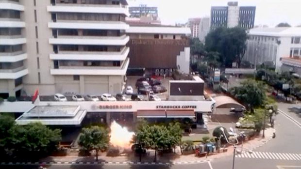 Ledakan bom Thamrin di dekat Sarinah yang menewaskan delapan orang termasuk empat pelaku  dan melukai 24 lainnya, 14 Januari 2016.