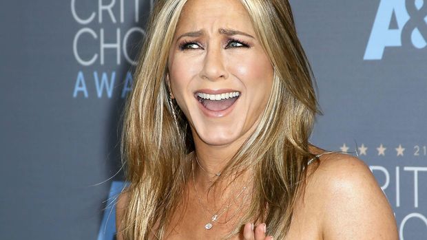 Jennifer Aniston ternyata pernah ribut dengan adik tirinya.