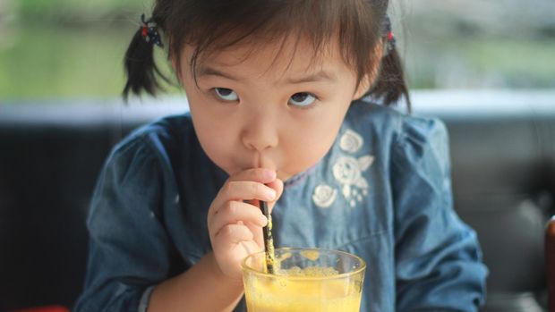 untuk memudahkan minum, anak-anak juga sudah diperkenalkan dengan sedotan