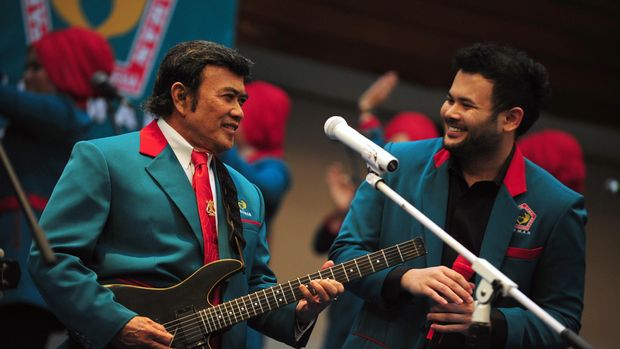 Ridho Rhoma dan ayahnya Rhoma Irama dalam satu acara Partai Idaman.
