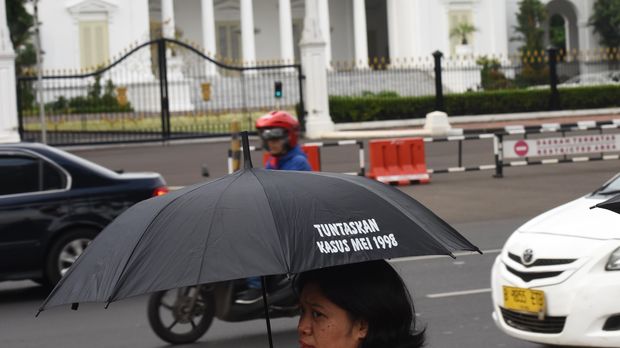Payung Hitam dan Asa Sumarsih pada Jokowi Tuntaskan Kasus HAM
