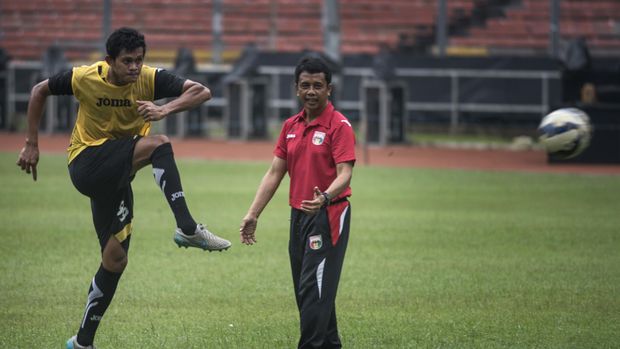 Rizky Pellu saat masih di Mitra Kukar. Banyak pemain asal Maluku memilih peruntungan di klub-klub luar Maluku demi merajut karier mereka.