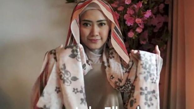 Tutorial Hijab Pashmina Menutup Dada Ala Lulu Elhasbu