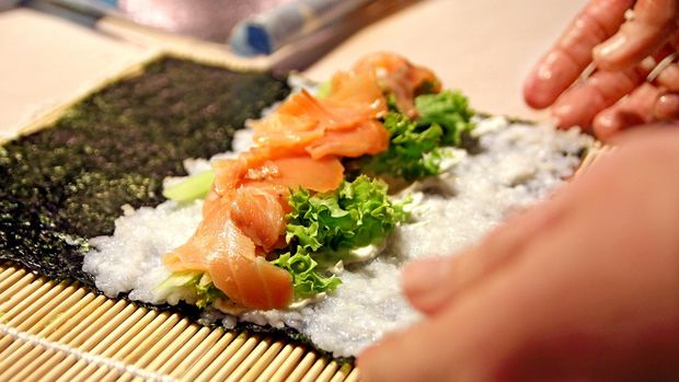 Ilustrasi pembuatan sushi.