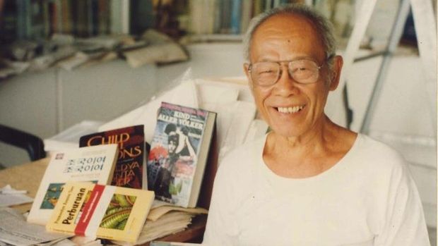 Pramoedya Ananta Toer, penulis buku Bumi Manusia.