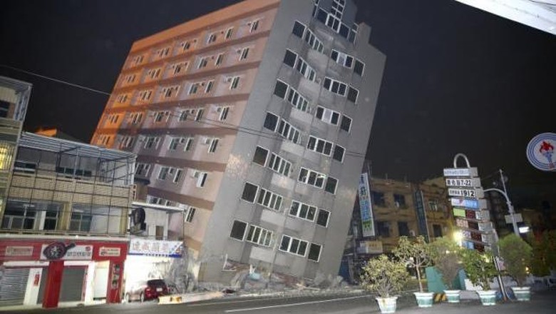 Gempa 6,4 SR Guncang Taiwan, Apartemen Roboh dan Penghuni Terjebak