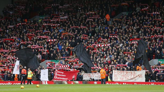 Suporter Liverpool protes dengan mahalnya harga Virgil Van Dijk yang baru dibeli The Reds.
