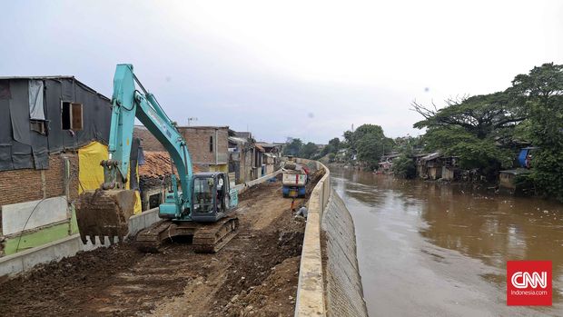 Pembuatan turap untuk normalisasi Kali Ciliwung