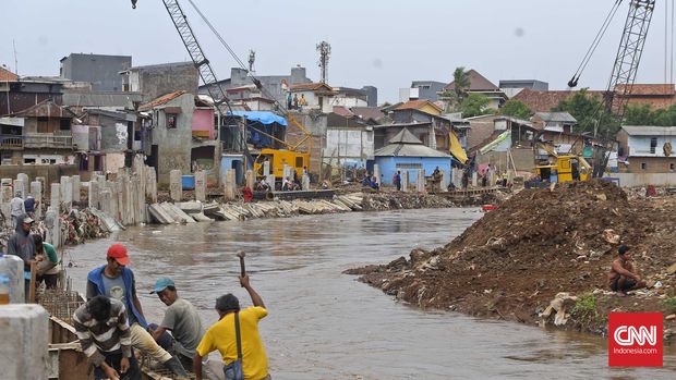 Proyek pembuatan turap kali Ciliwung di wilayah Kampung Pulo, Jakarta, 19 Januari 2016.