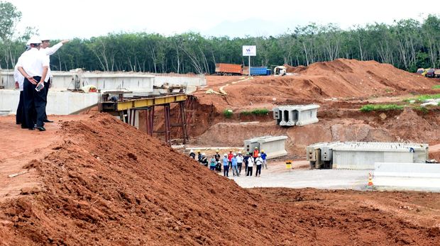 Teknologi yang semakin canggih membuat proyek infrastruktur tidak lagi menyerap banyak tenaga kerja.