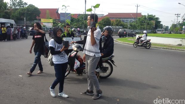 berbagi kasih ala anak muda yogya sebarkan bibit terong berbagi kasih ala anak muda yogya sebarkan bibit terong