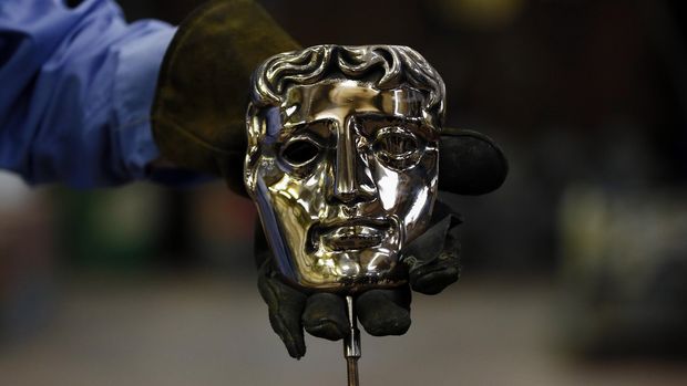 Patung wajah jadi ciri khas BAFTA Awards.