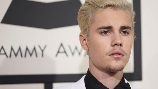 Justin Bieber pernah menutup media sosialnya karena bertengkar dengan penggemarnya sendiri.