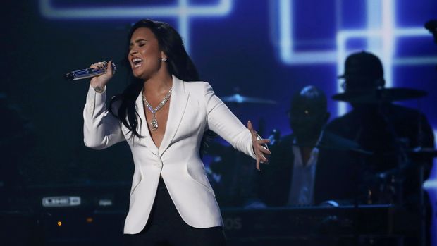 Penggemar pernah menyerbu Demi Lovato di atas panggung dengan brutal.