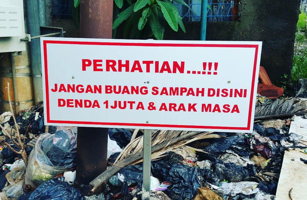 Spanduk 'Lucu', Kutukan pada Orang yang Buang Sampah 