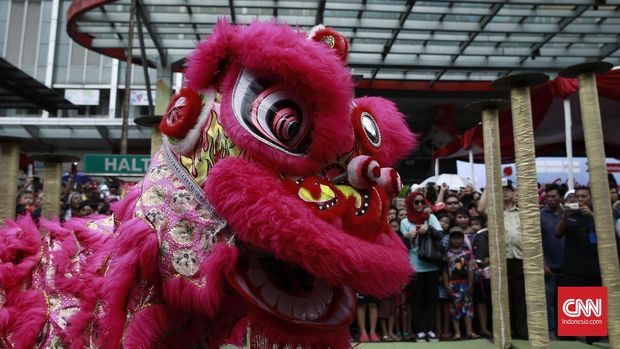 Barongsai biasanya dimainkan saat Imlek.