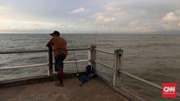 Mengantar Senja Di Pantai Pasir Panjang Singkawang