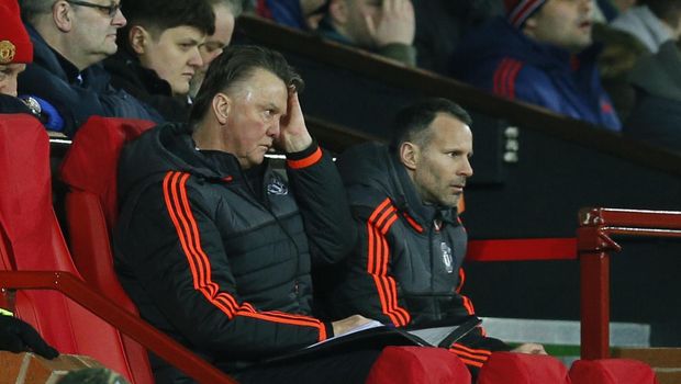 Ryan Giggs (kanan) pernah menjadi pelatih sementara MU selepas Louis van Gaal cabut dari Old Trafford.