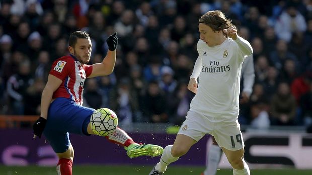 Duel Luka Modric (kanan) dengan Koke (kiri) akan berlangsung ketat.