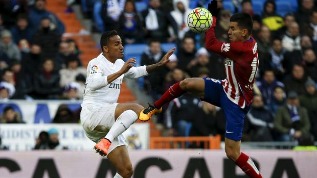 Danilo (kiri) dua musim memperkuat Real Madrid.