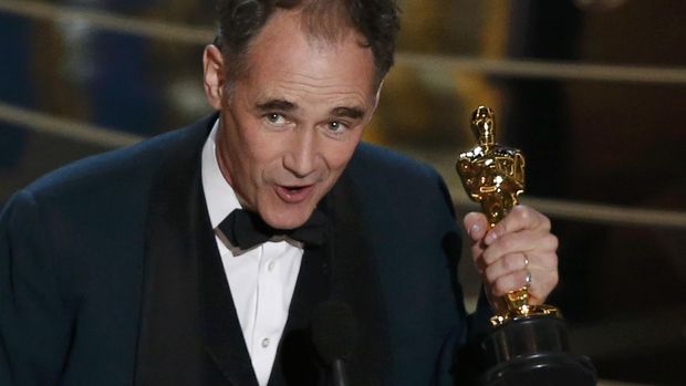 Mark Rylance memerankan sosok Tuan Dawson yang meminjamkan kapal untuk evakuasi prajurit.
